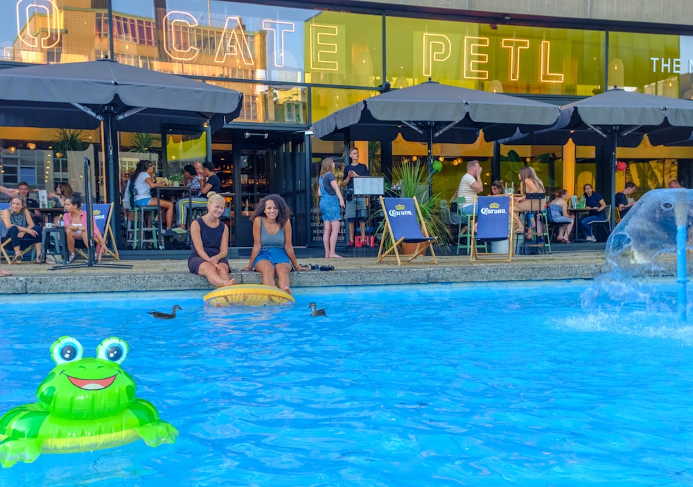 Mujer en la parte superior del bikini azul en la piscina durante el día