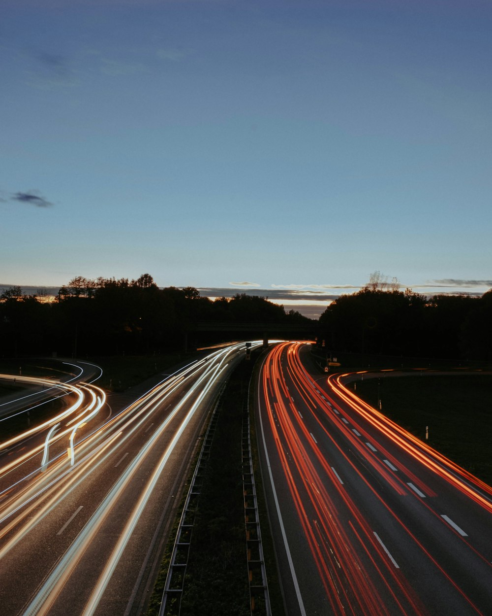 Fotografía de lapso de tiempo de automóviles en la carretera durante la noche