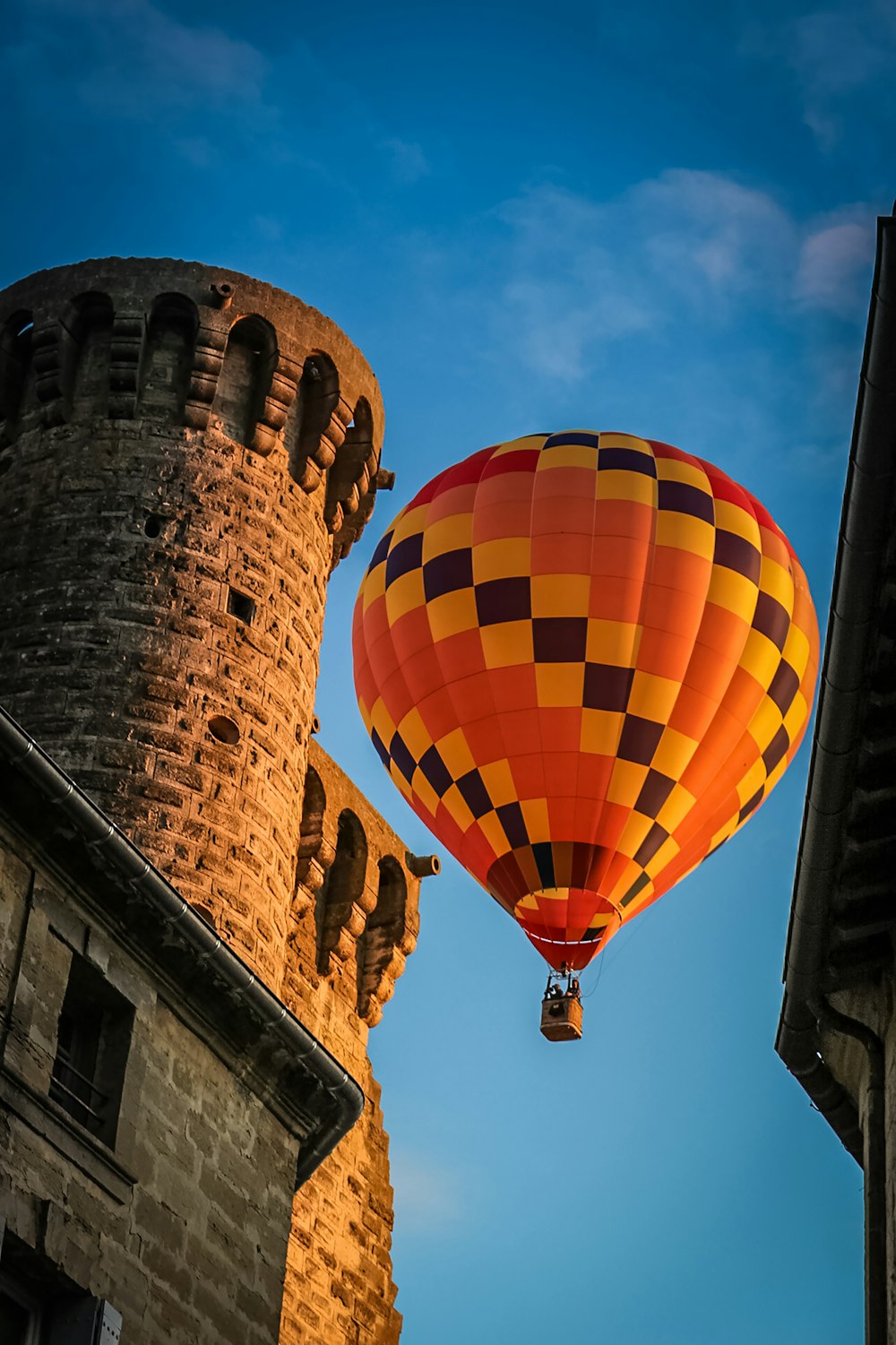 Globo aerostático marrón y amarillo