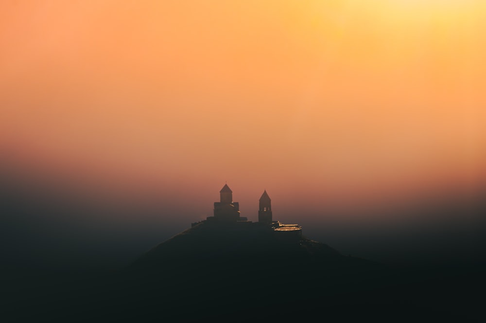 silhouette de château au coucher du soleil
