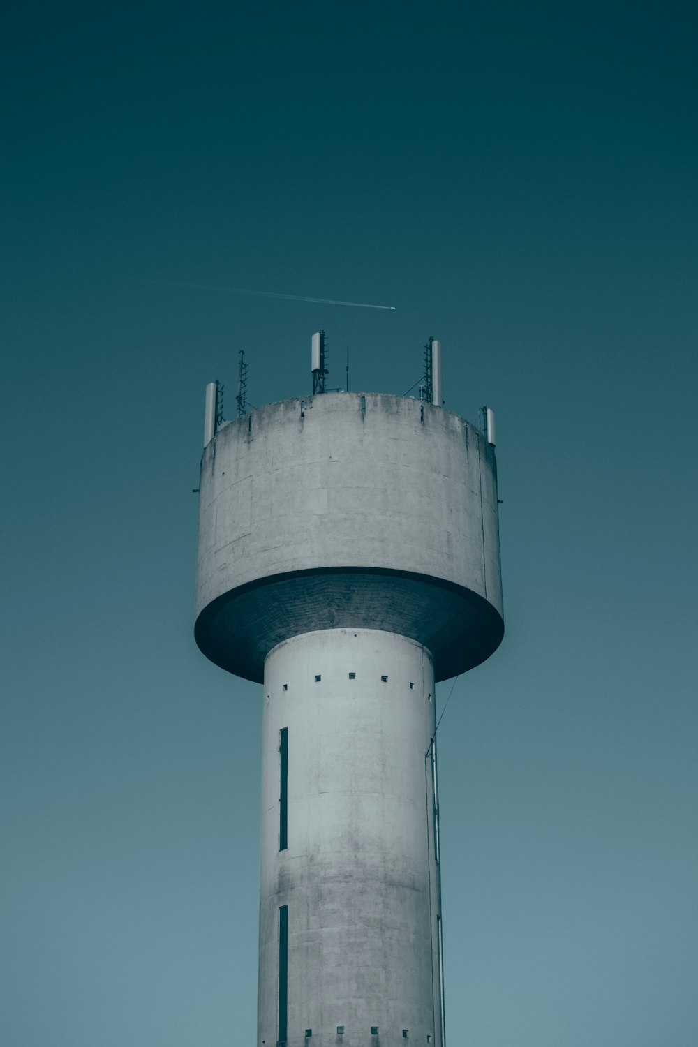 Weißer und blauer Wassertank unter blauem Himmel tagsüber