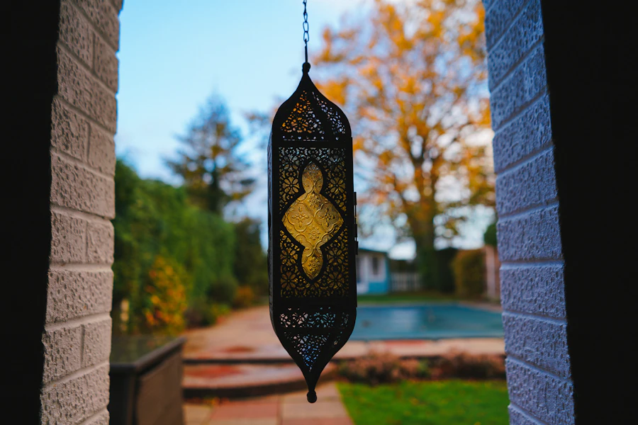 Lanterne dorée et décoration marocaine