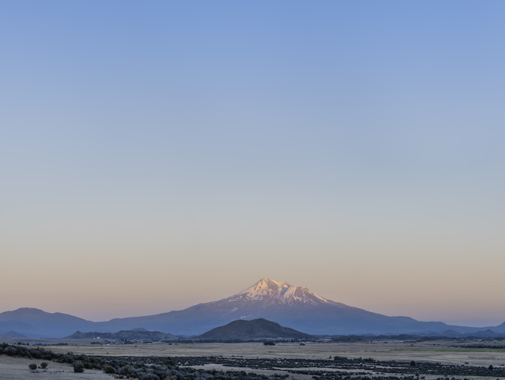 Montaña blanca y marrón bajo el cielo azul durante el día