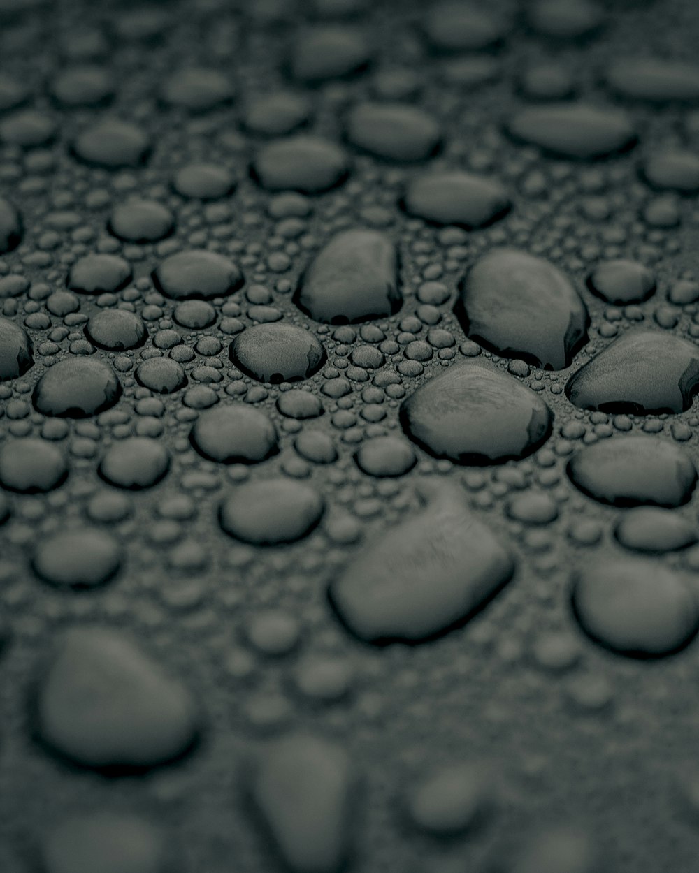 gotículas de água na superfície cinzenta