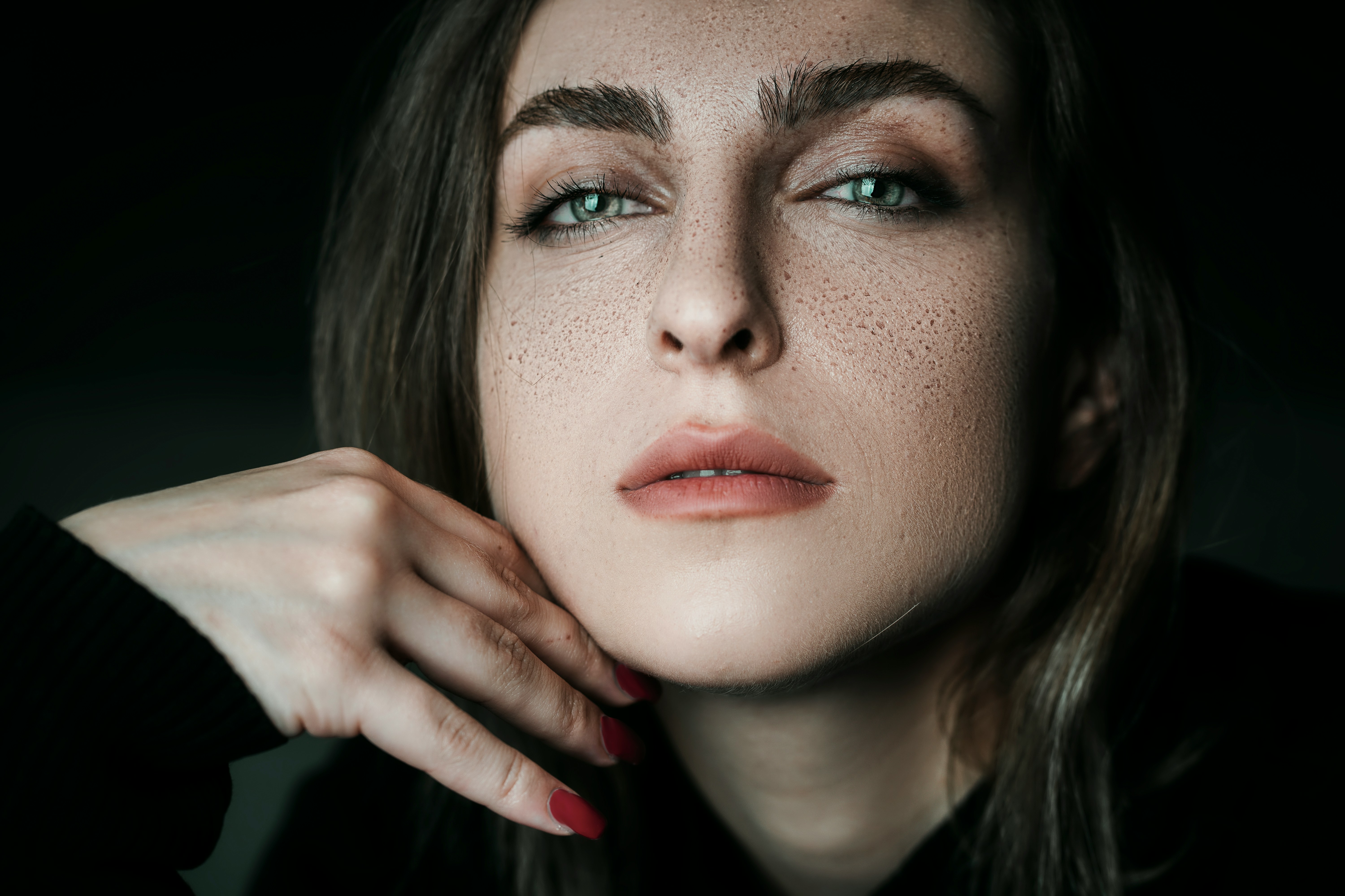 Mirror vs. Lens: The Science of Why Your Skin Glows in Person but Disappears on Camera