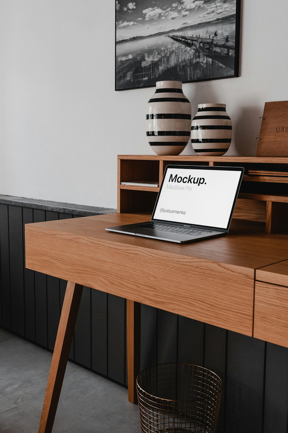 Computadora portátil negra sobre escritorio de madera marrón