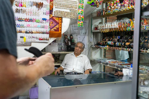 Commerçant debout devant son comptoir de vente