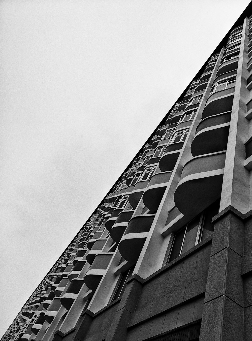 Photo en niveaux de gris d’un bâtiment en béton