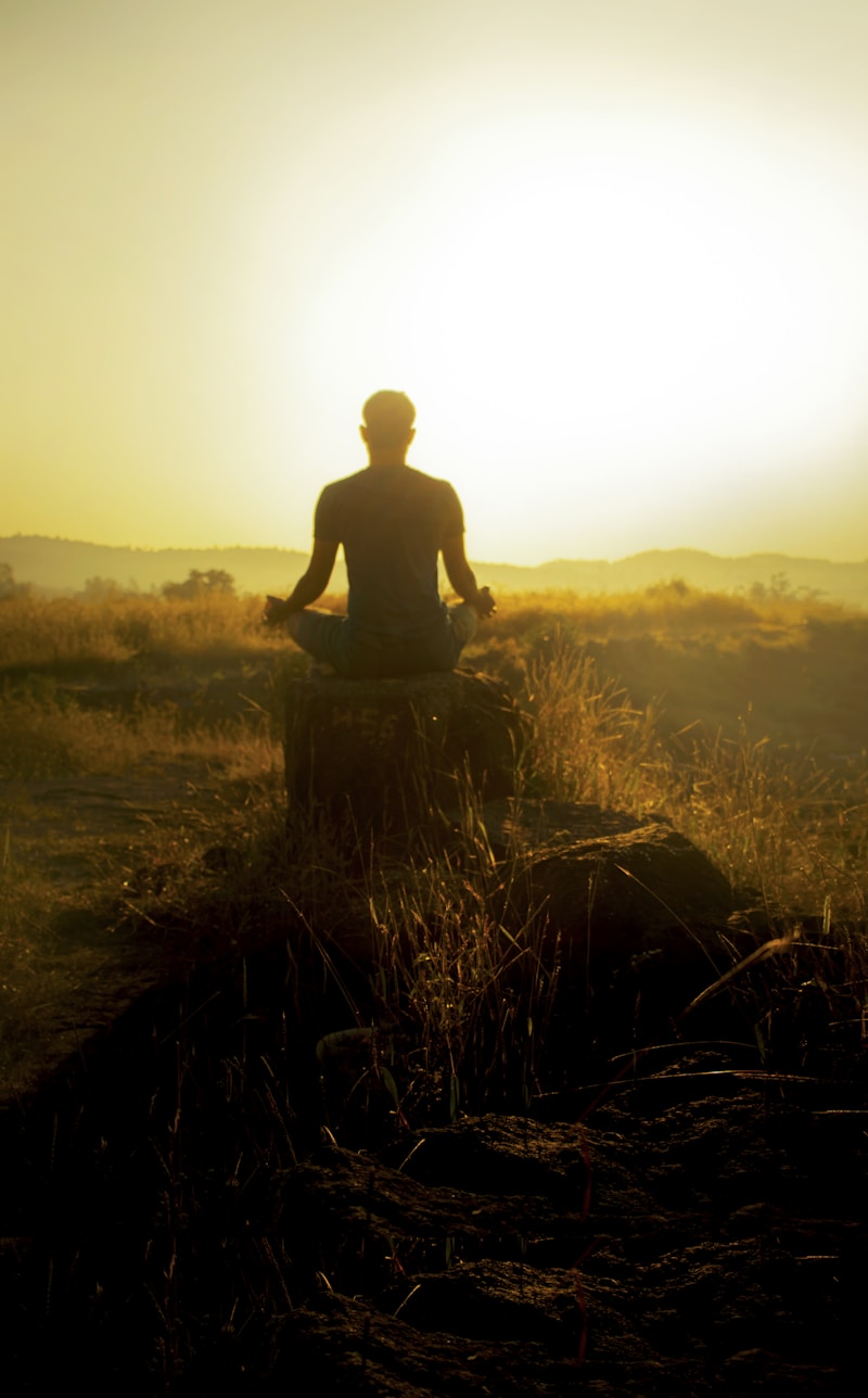 Meditazione all'alba - luce dorata