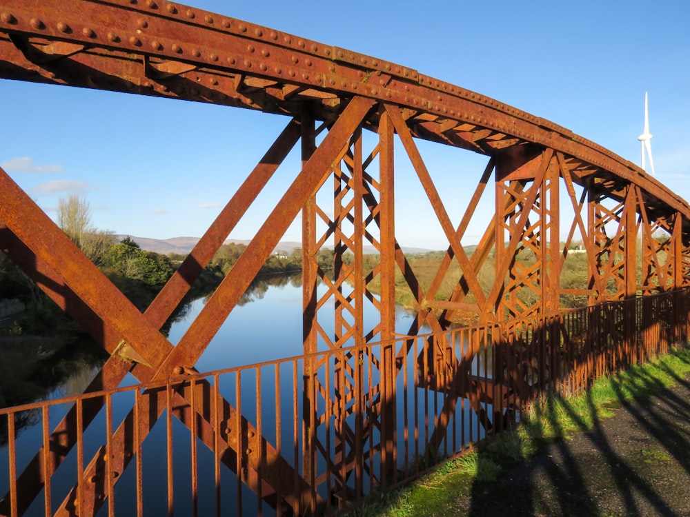 Braune Holzbrücke über den Fluss tagsüber