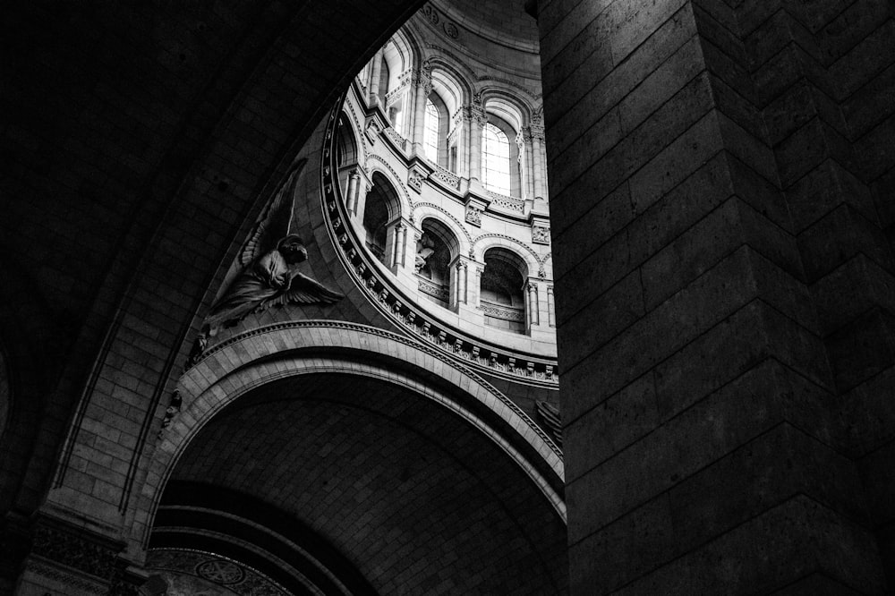 Photo en niveaux de gris d’un bâtiment en béton