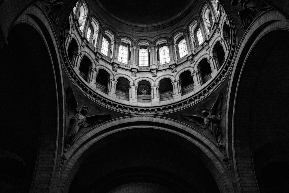 Foto in scala di grigi dell'edificio a cupola