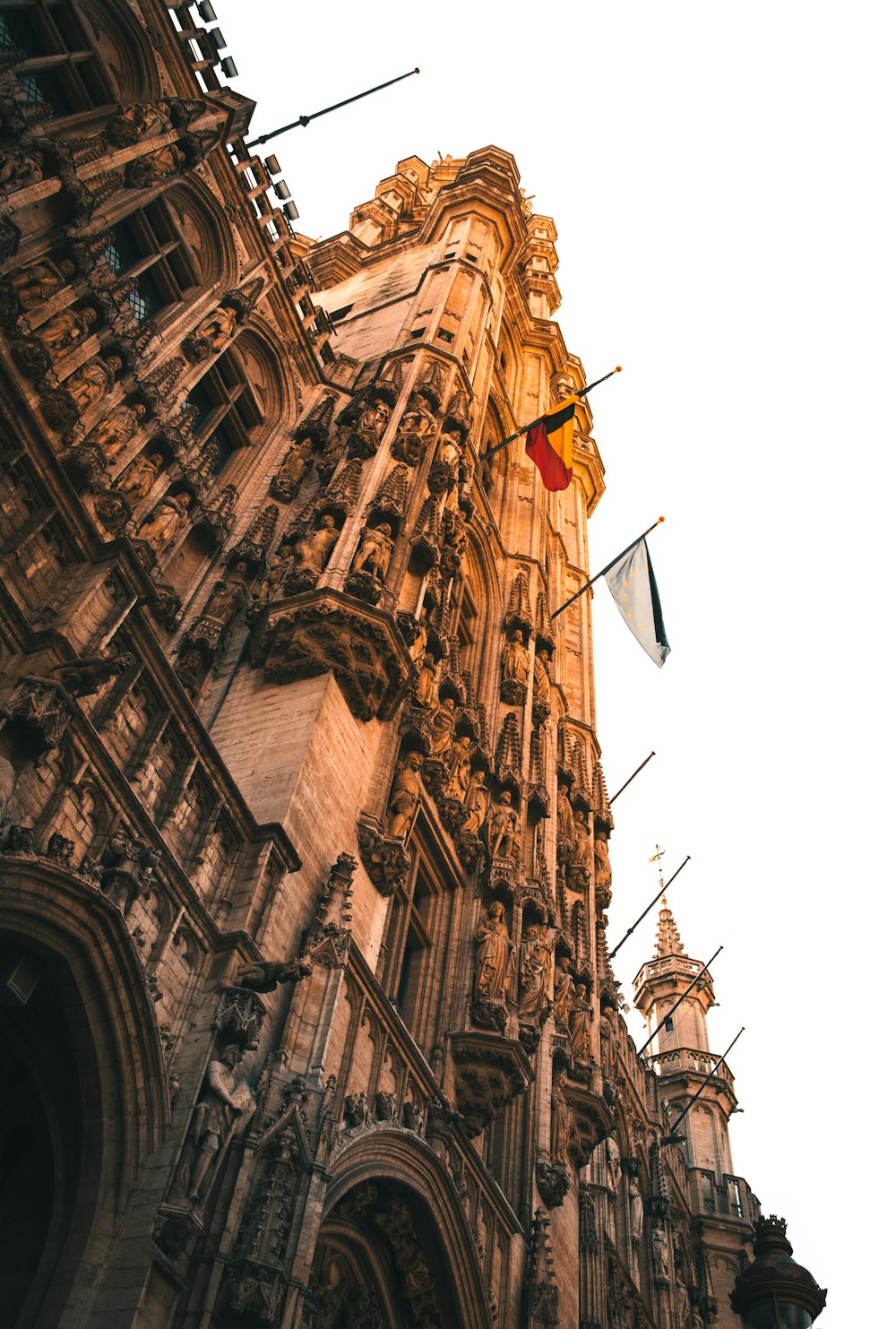 fotografia de baixo ângulo do edifício de concreto marrom durante o dia