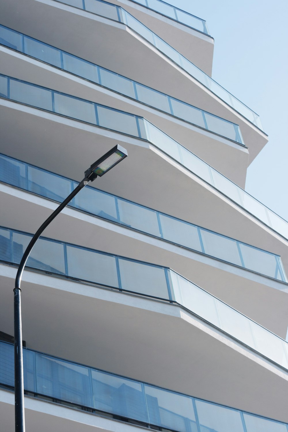 bâtiment en béton blanc pendant la journée