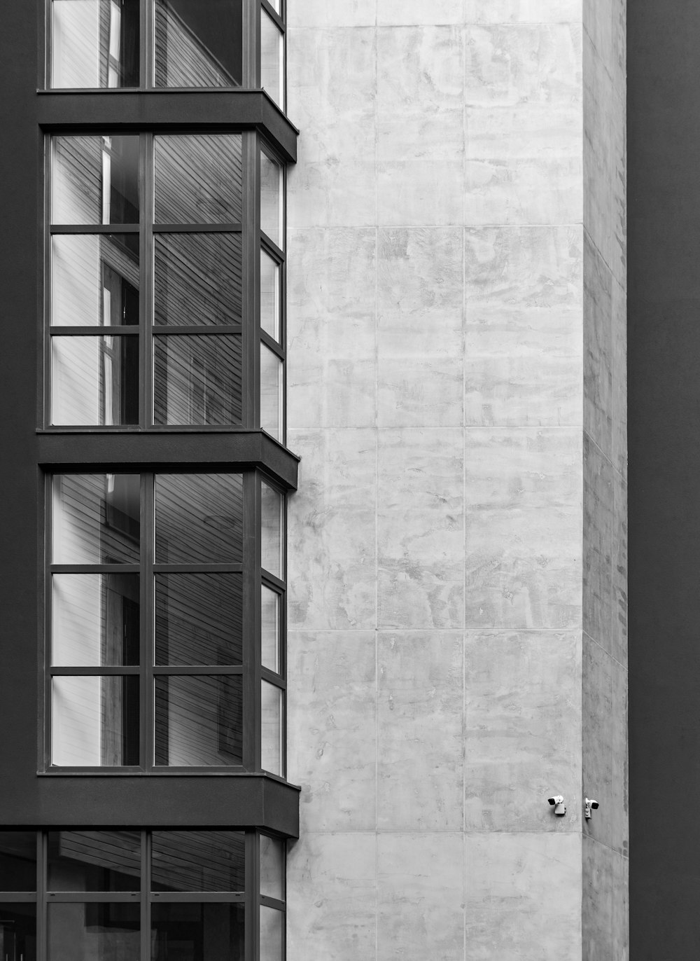 Bâtiment en béton gris avec fenêtre en verre