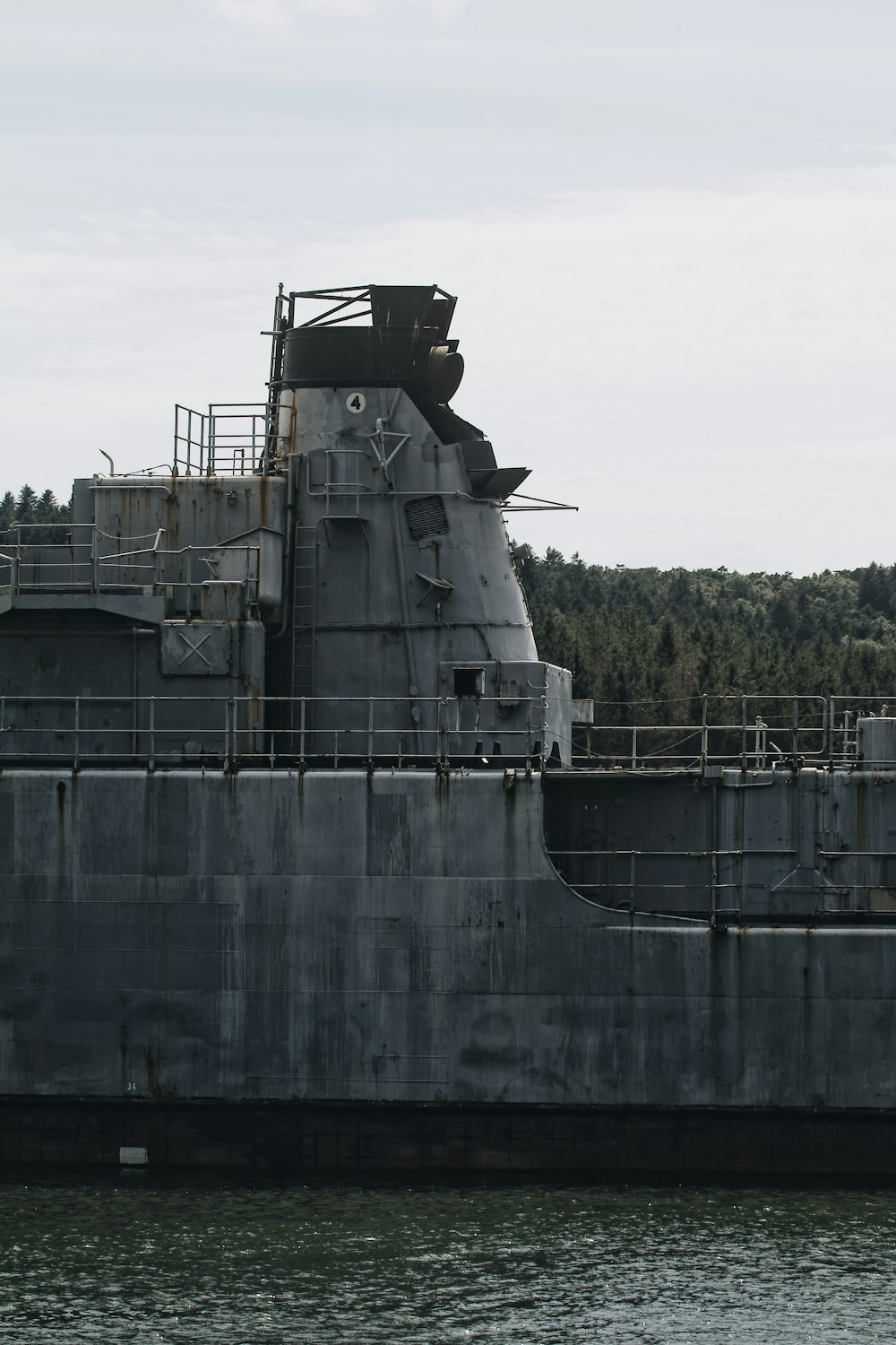 Tanque de metal gris en el agua