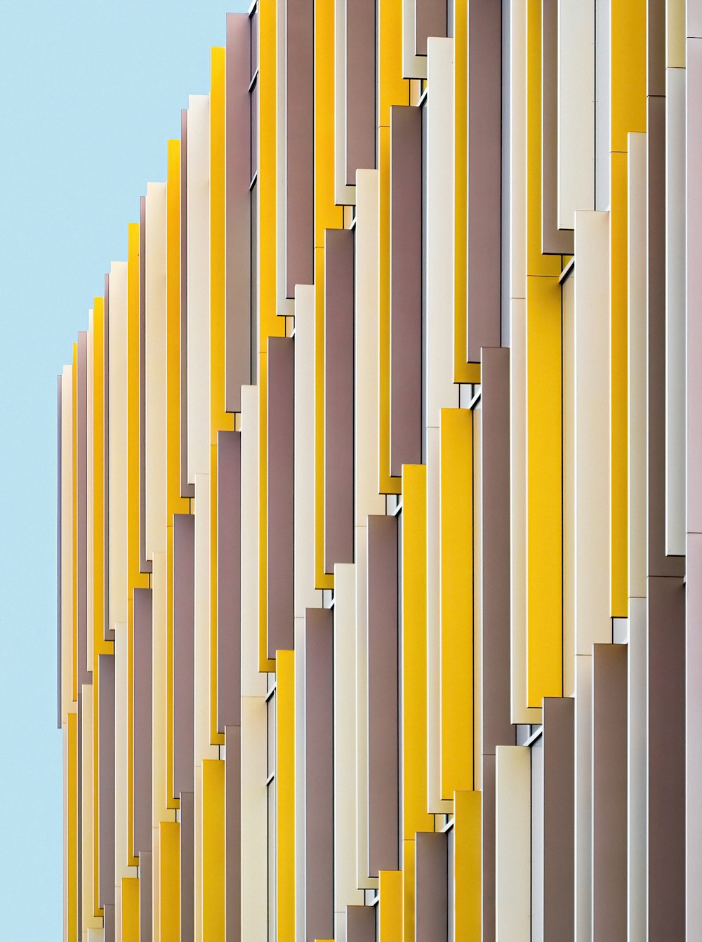 edifício de concreto amarelo durante o dia