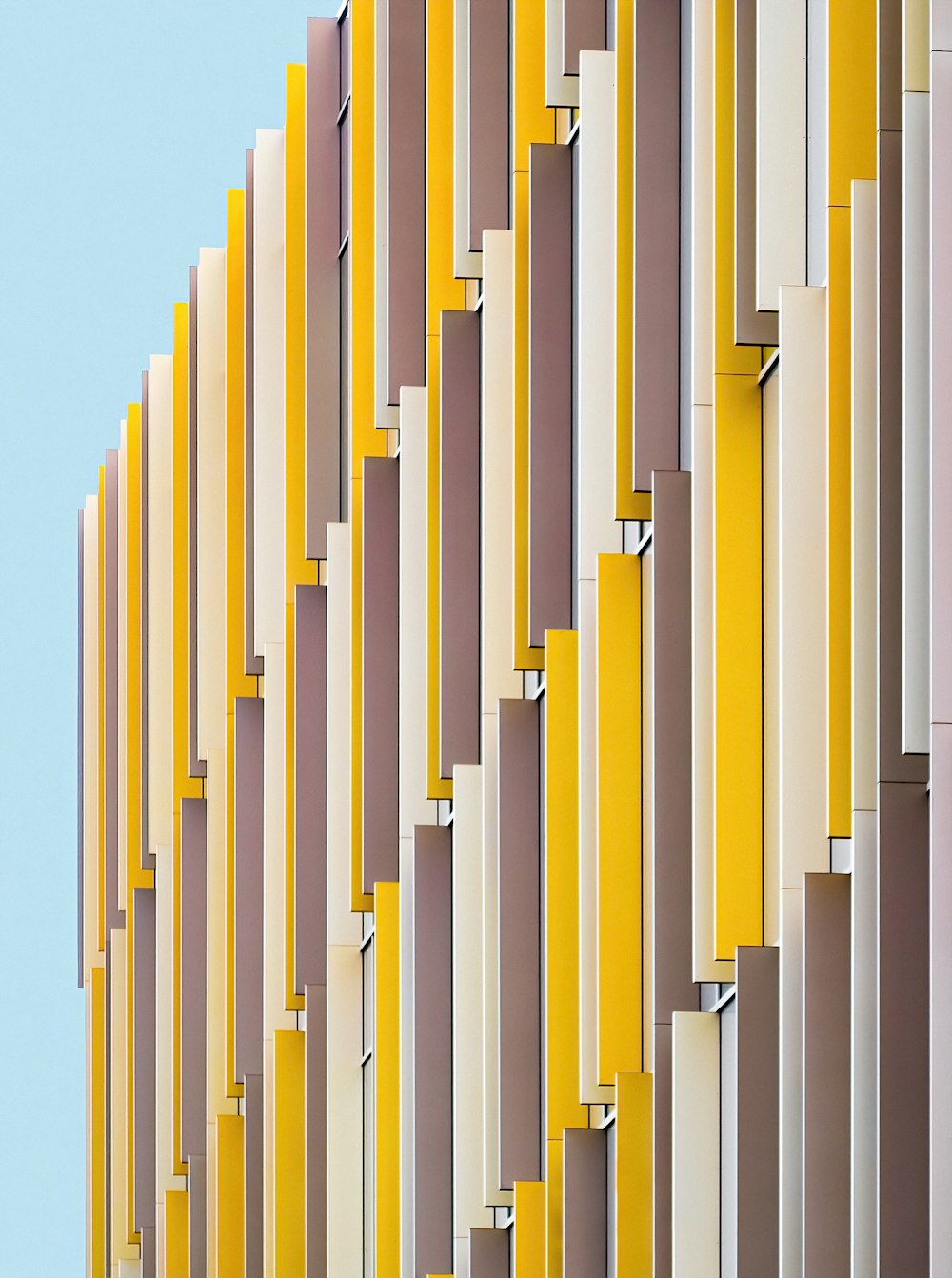 Edificio de hormigón amarillo durante el día