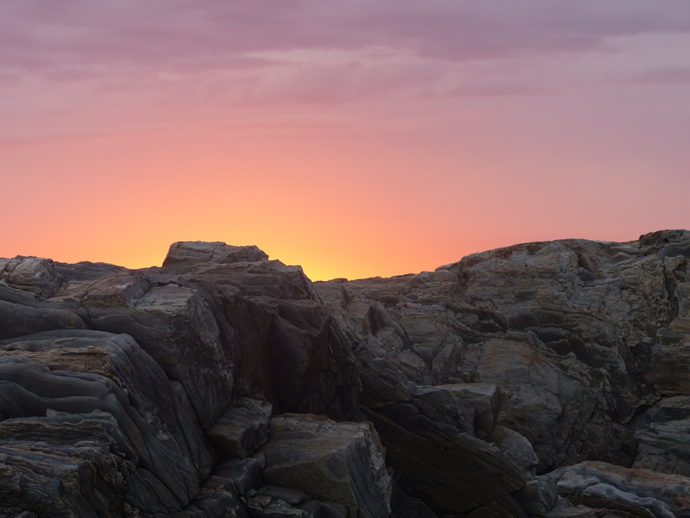 Montagne rocheuse brune au coucher du soleil