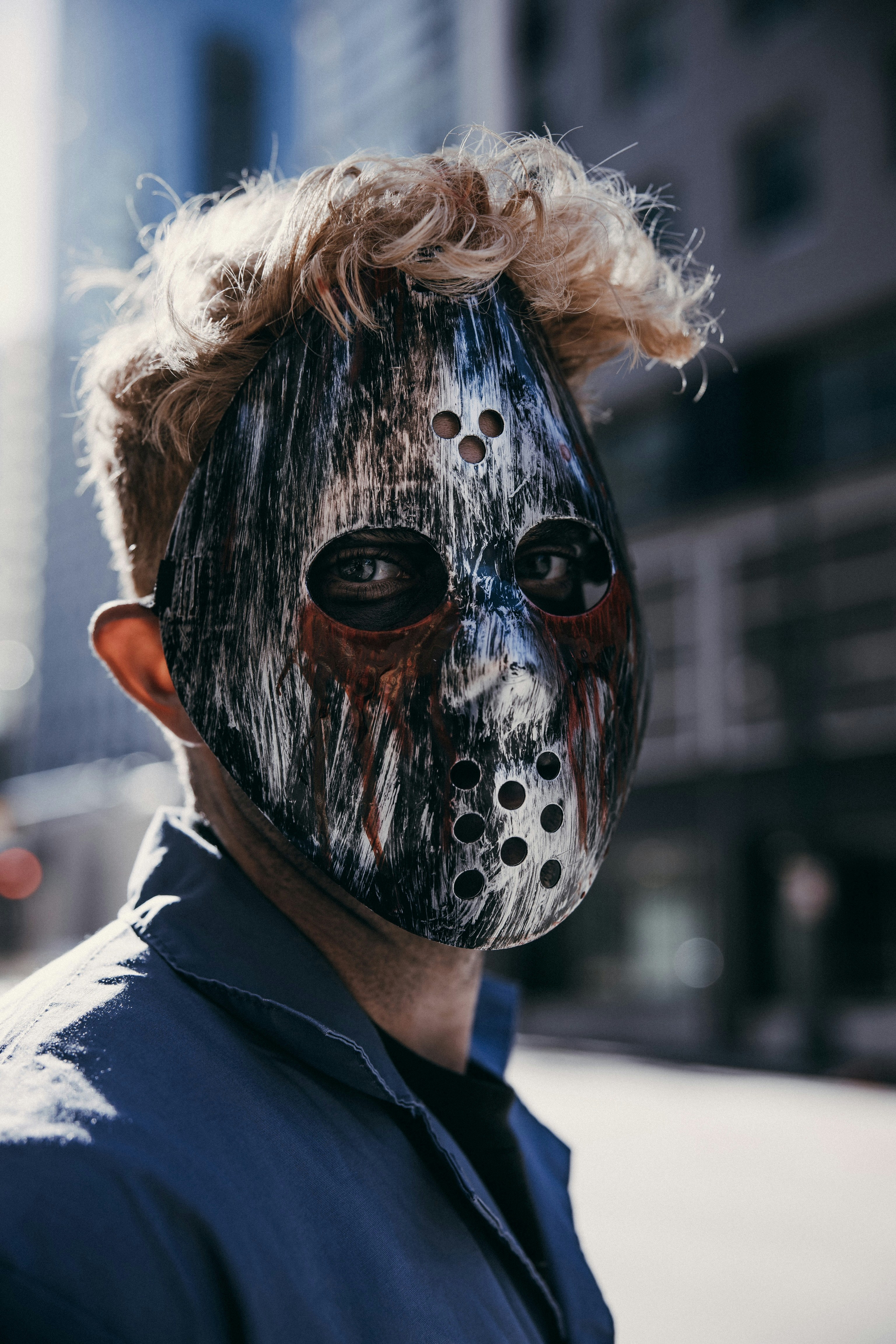 personne portant un masque noir et rouge