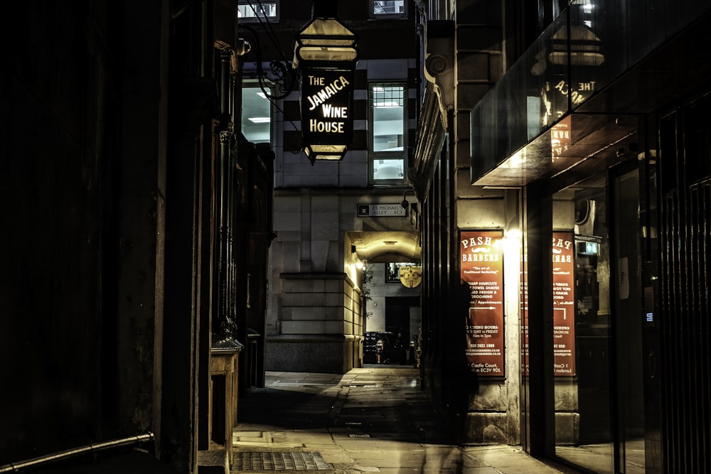 Edificio de hormigón marrón y negro durante la noche