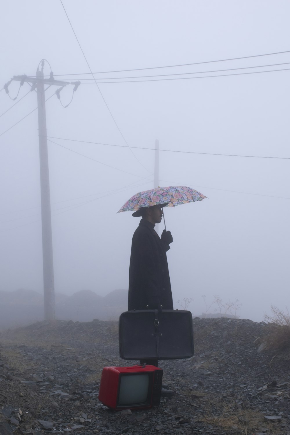 Persona in piedi sotto l'ombrellone durante il giorno