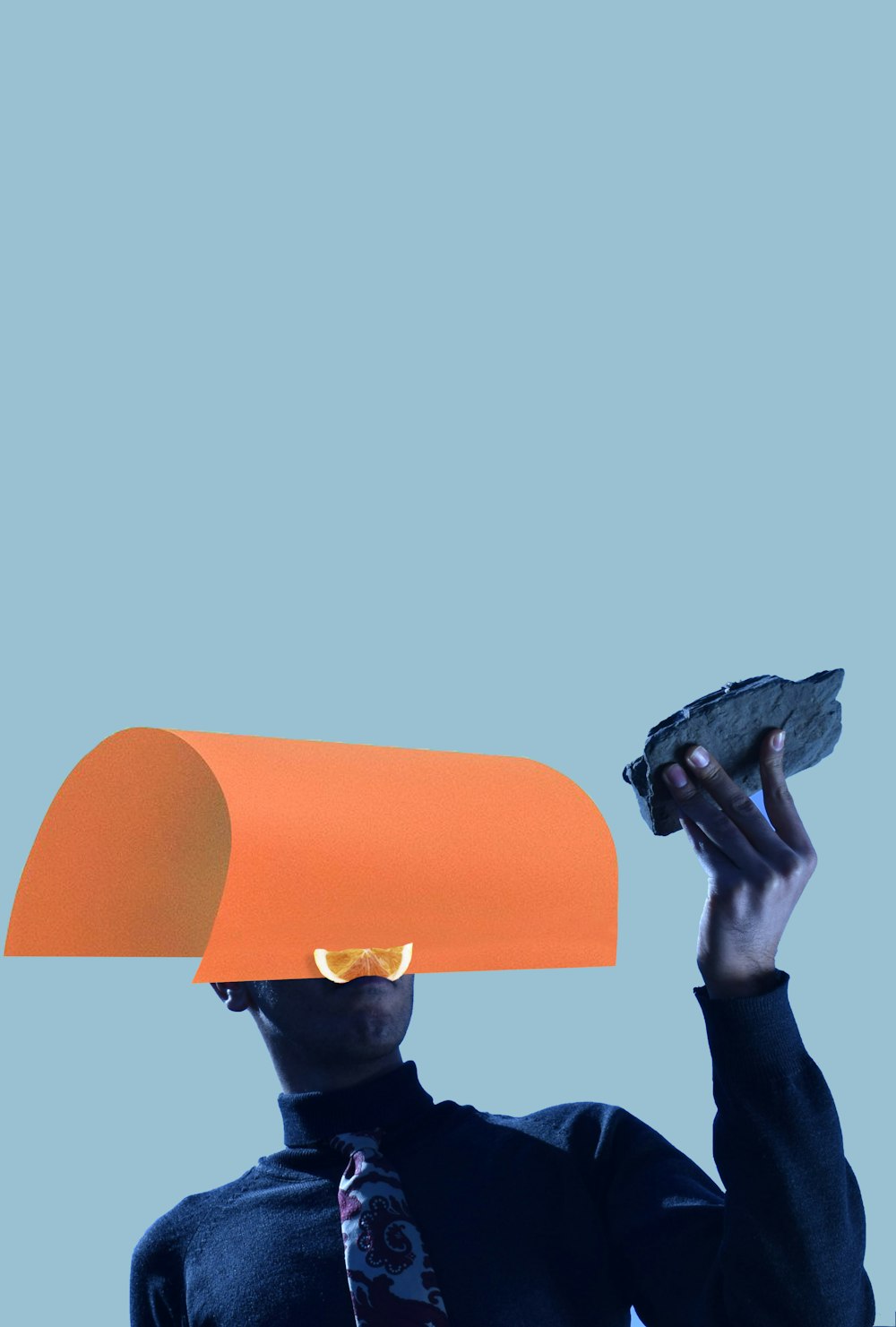 personne tenant un cône orange avec un crâne humain noir