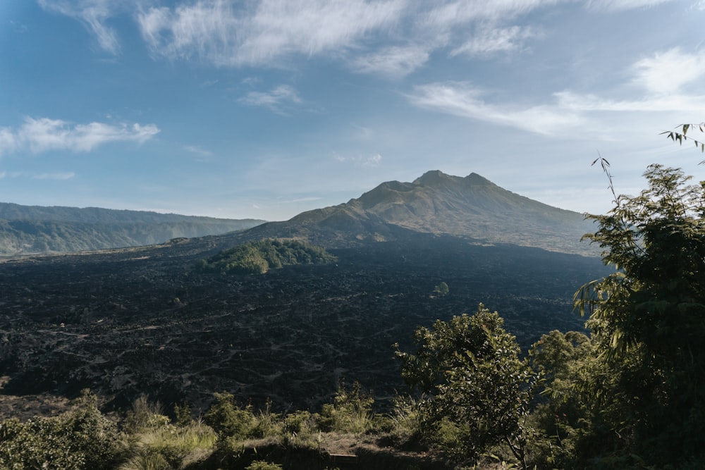 Montaña verde bajo el cielo azul durante el día