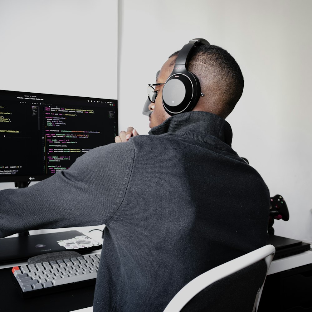 Hombre con camisa negra de manga larga con auriculares negros