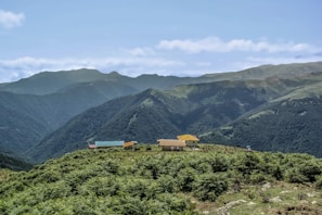 Lush green mountains surrounding the Sarawasi Hostel Restaurant on a clear day