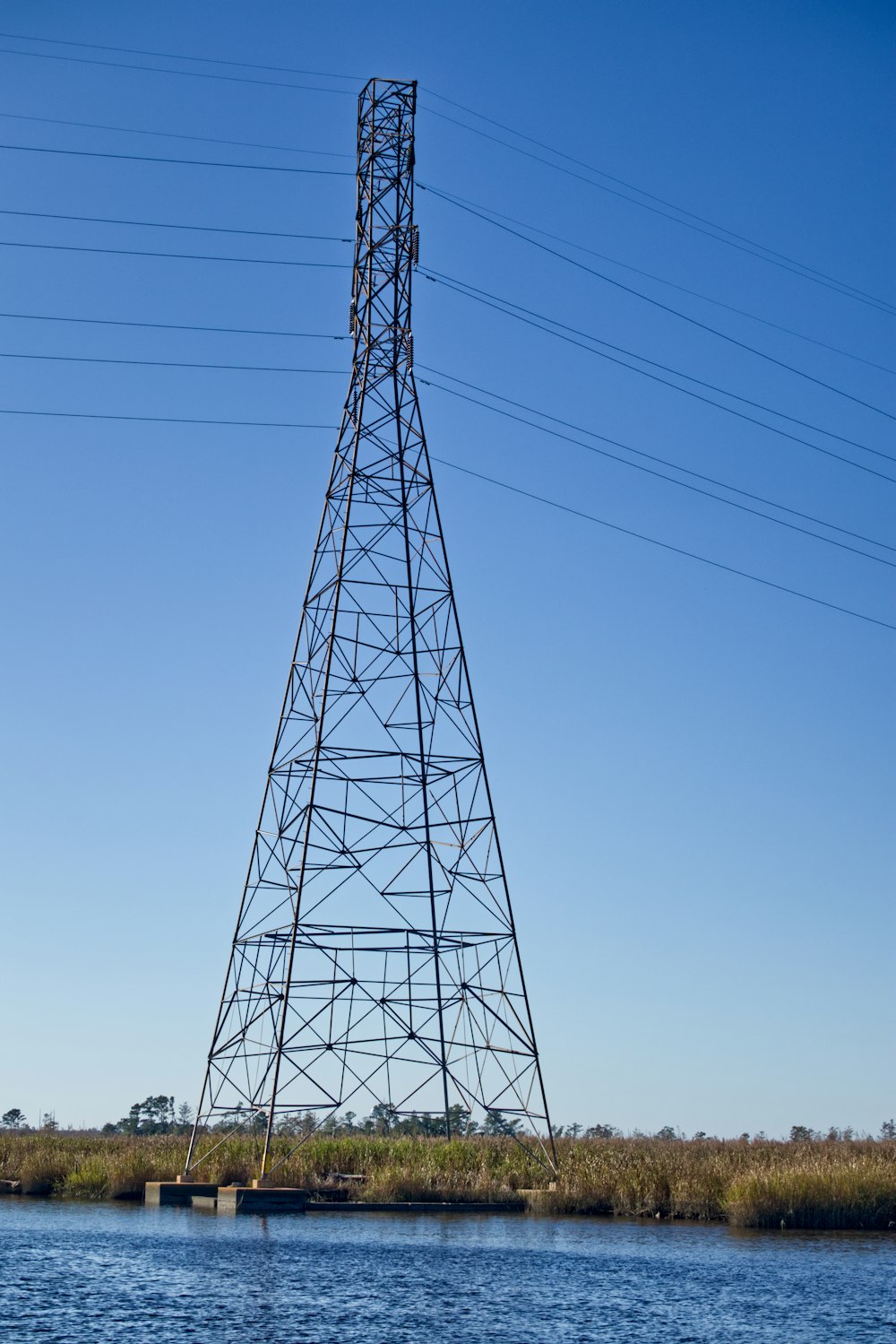 torre eléctrica negra bajo el cielo azul durante el día
