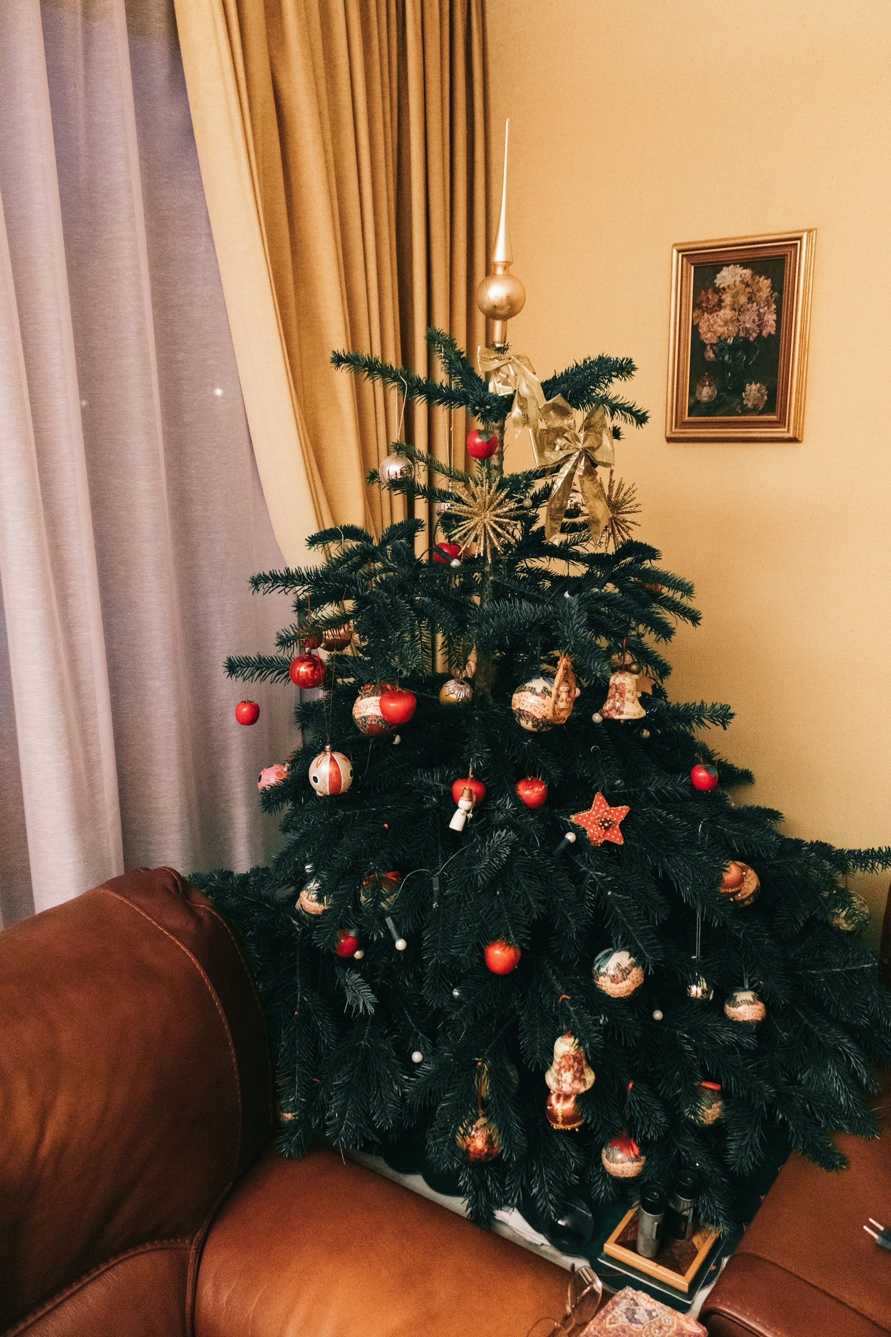 green-christmas-tree-with-baubles