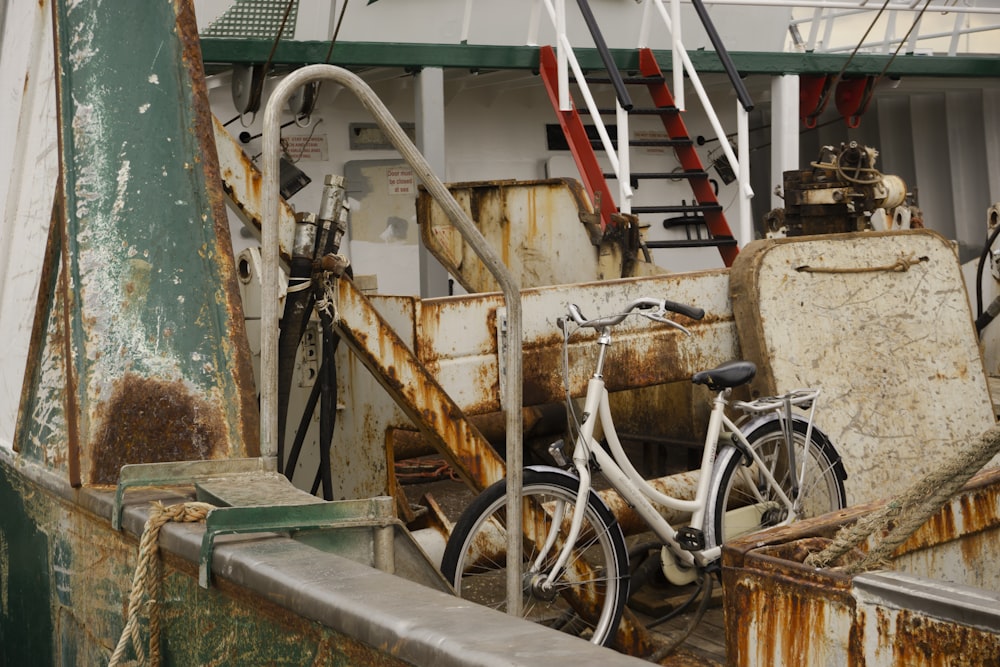 bicicleta branca ao lado da escada de madeira marrom