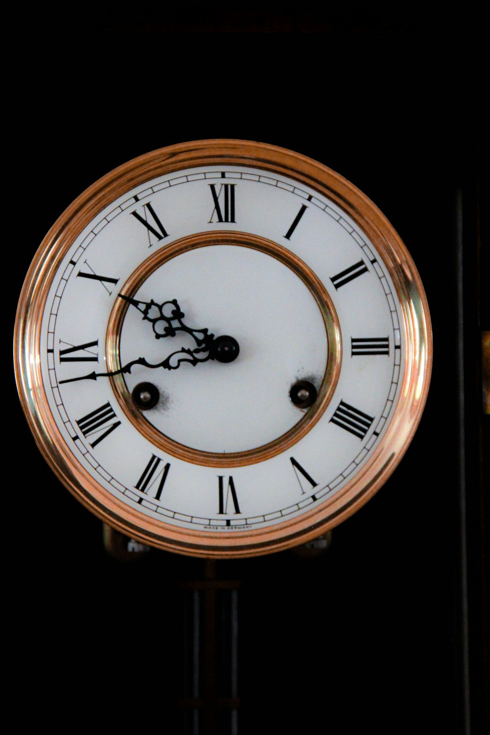 orologio analogico in oro e bianco