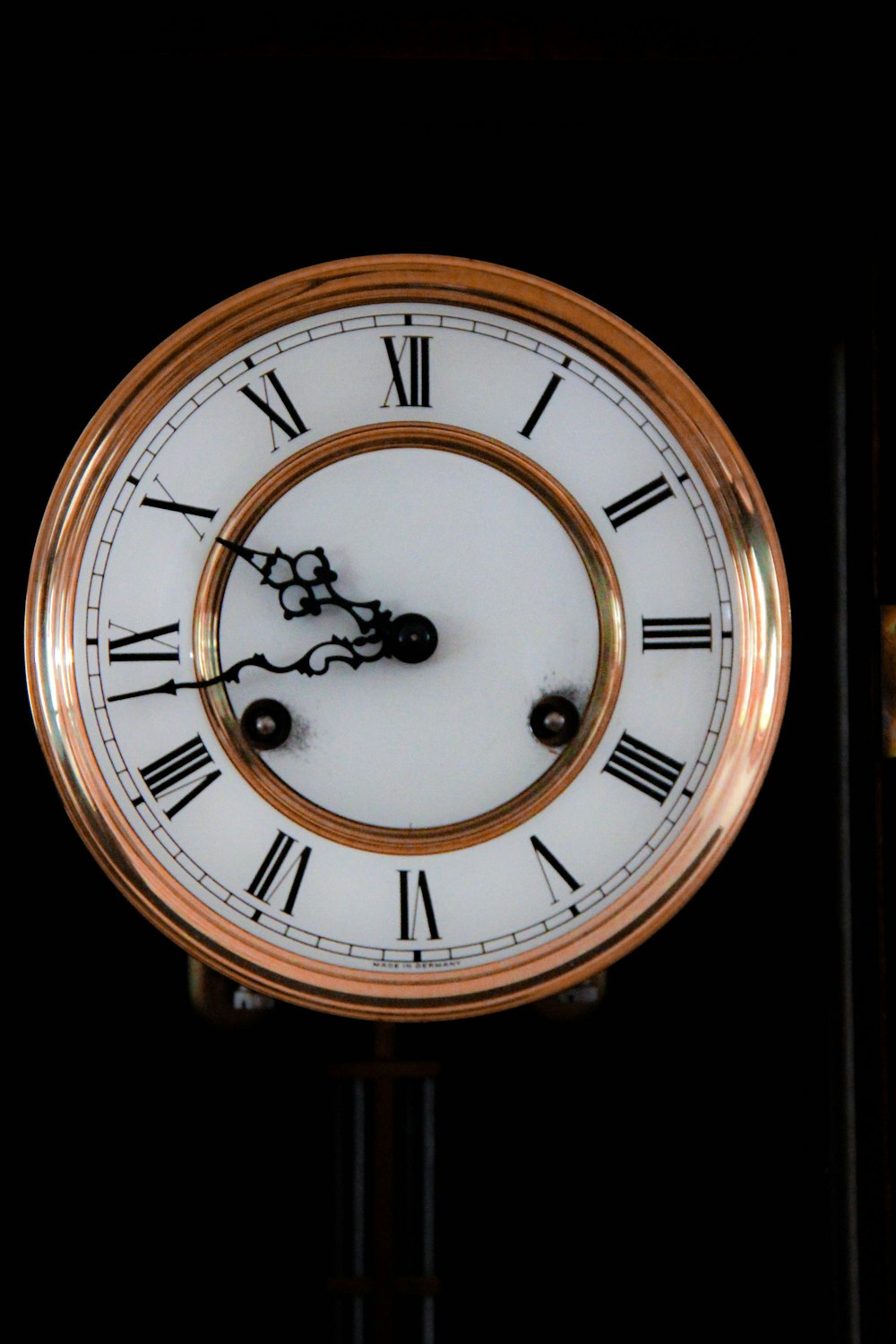 Reloj analógico dorado y blanco