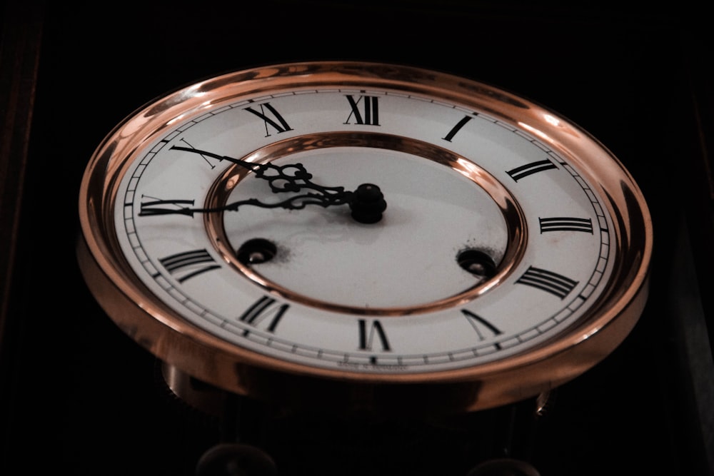 Reloj analógico dorado y blanco