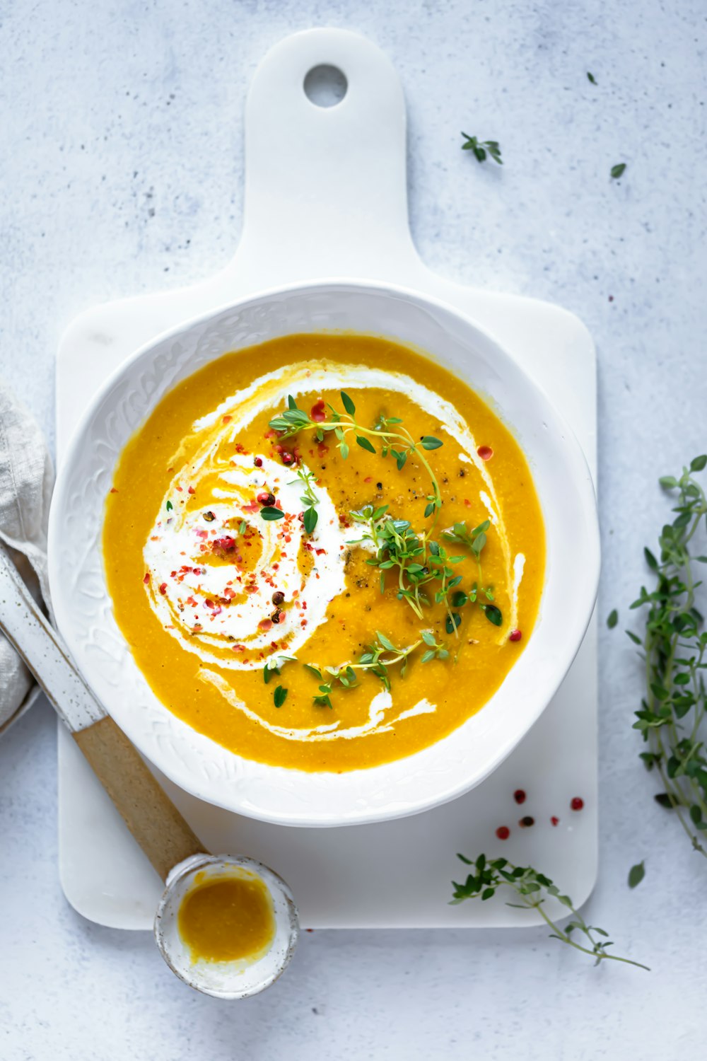 Soupe dans un bol en céramique blanche