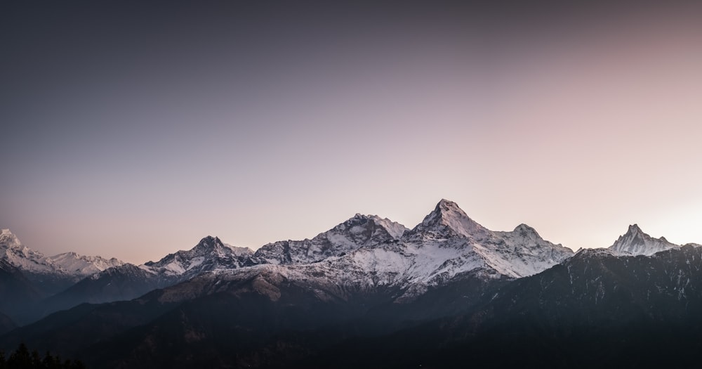 Schneebedeckter Berg tagsüber