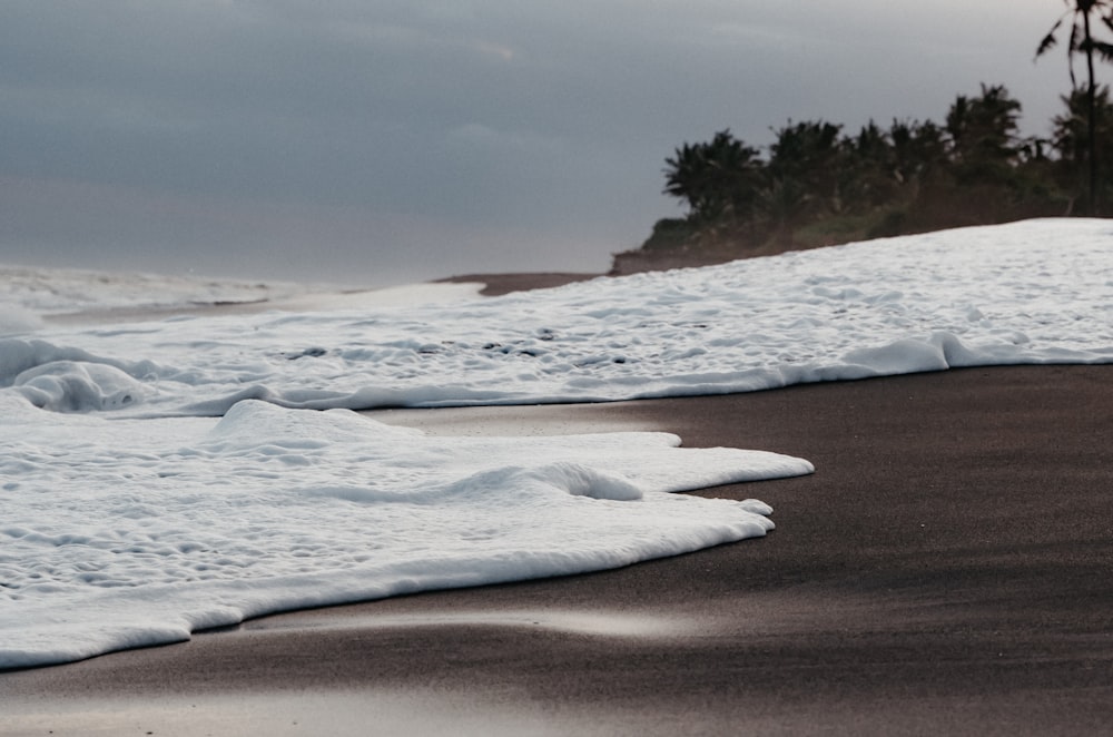 ocean waves crashing on shore during daytime