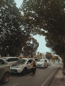 Friendly driver from 'سطحه شمال الرياض' assisting a customer beside their car.