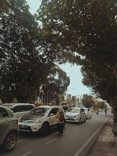 Friendly driver from 'سطحه شمال الرياض' assisting a customer beside their car.