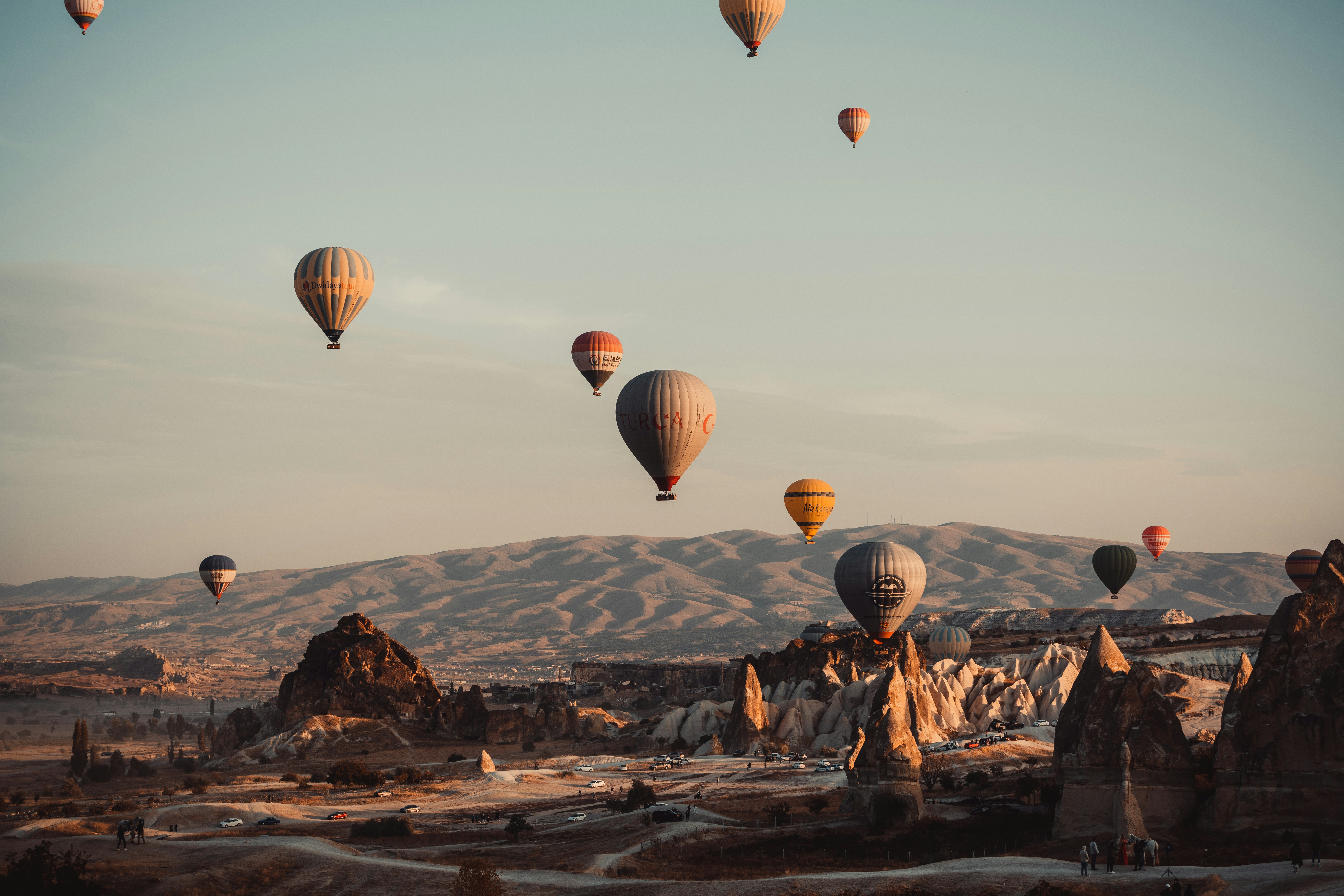 낮에는 하늘에서 뜨거운 공기 풍선