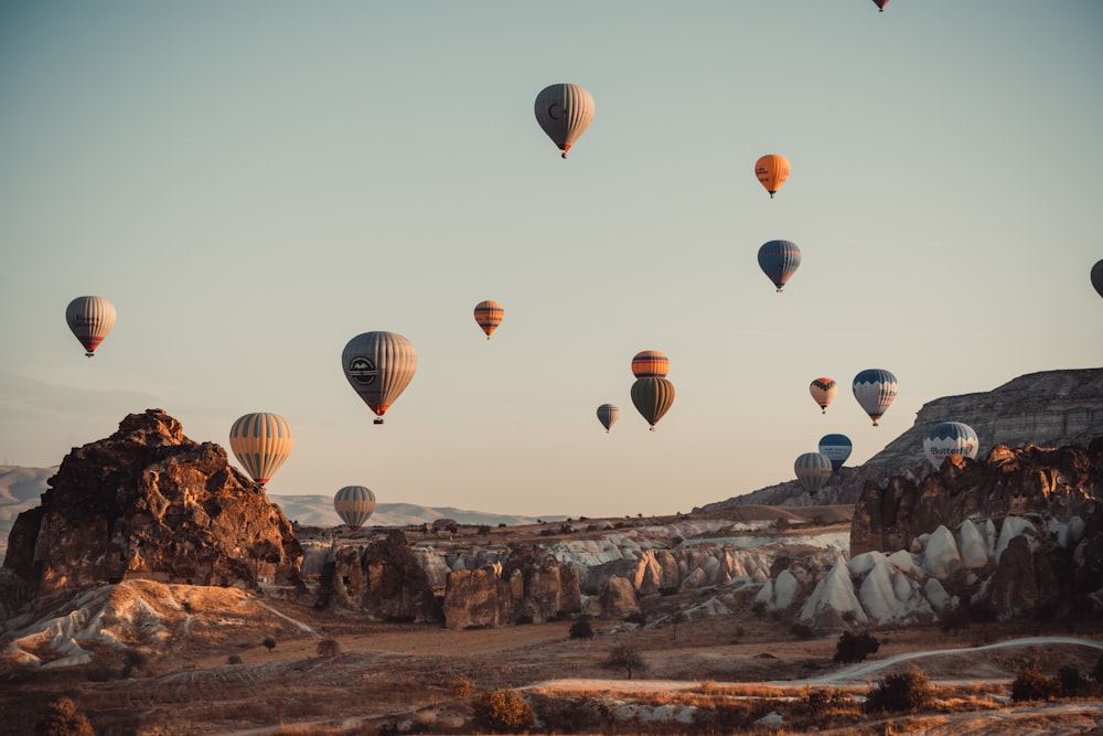 Heißluftballons am Himmel tagsüber