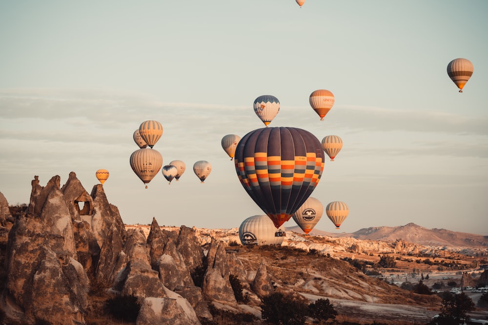 mongolfiere nel cielo durante il giorno