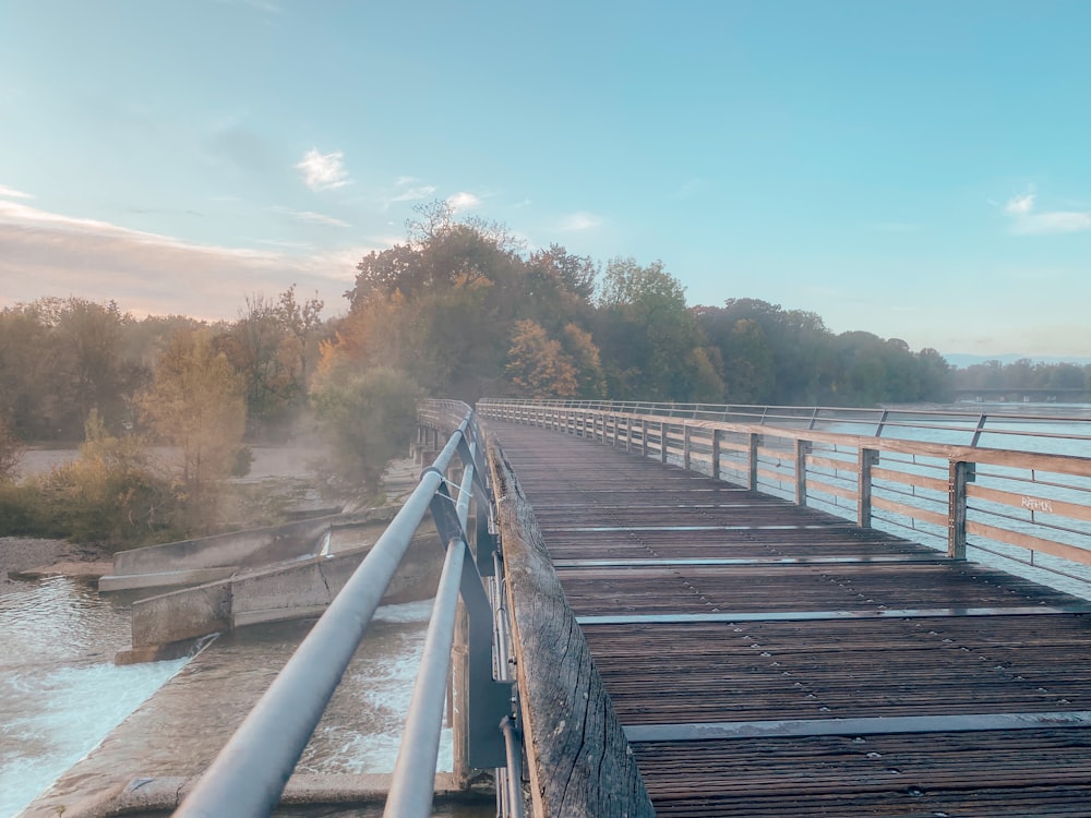 Ponte di legno marrone sul fiume durante il giorno