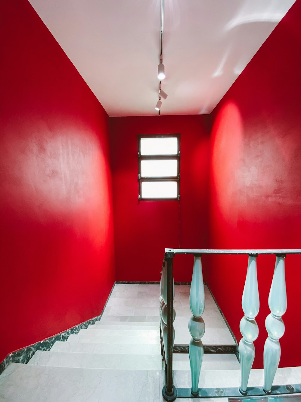 parede pintada de vermelho e branco