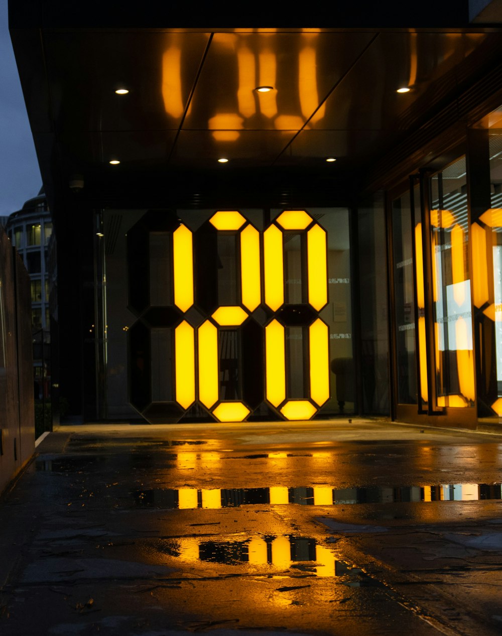 Edificio illuminato di giallo e nero