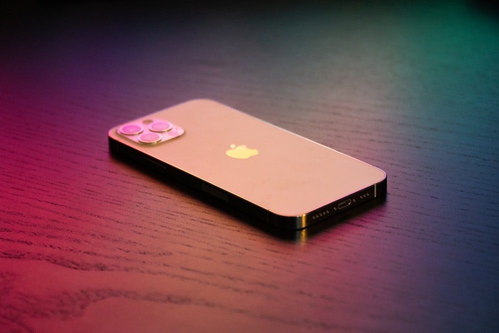 Silbernes iPhone 5S auf braunem Holztisch
