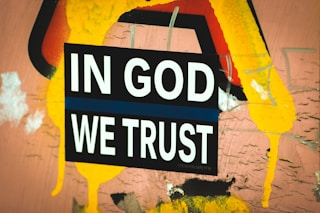 a sign that says in god we trust