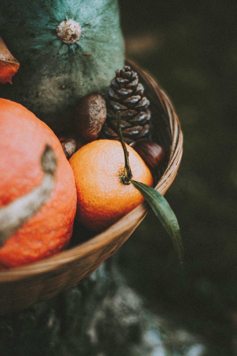 Fruit orange sur panier tressé brun